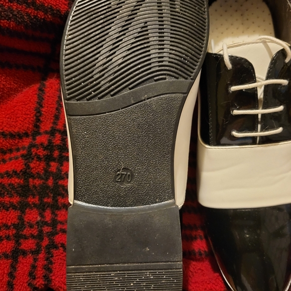 Men's lightweight black & white saddle oxfords. - Picture 3 of 4